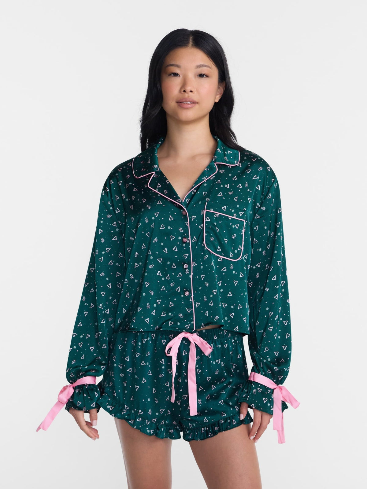 No Boundaries conjunto de pijama satinado de blusa y short en color Pink Orchid #color_NOB Pink Orchid