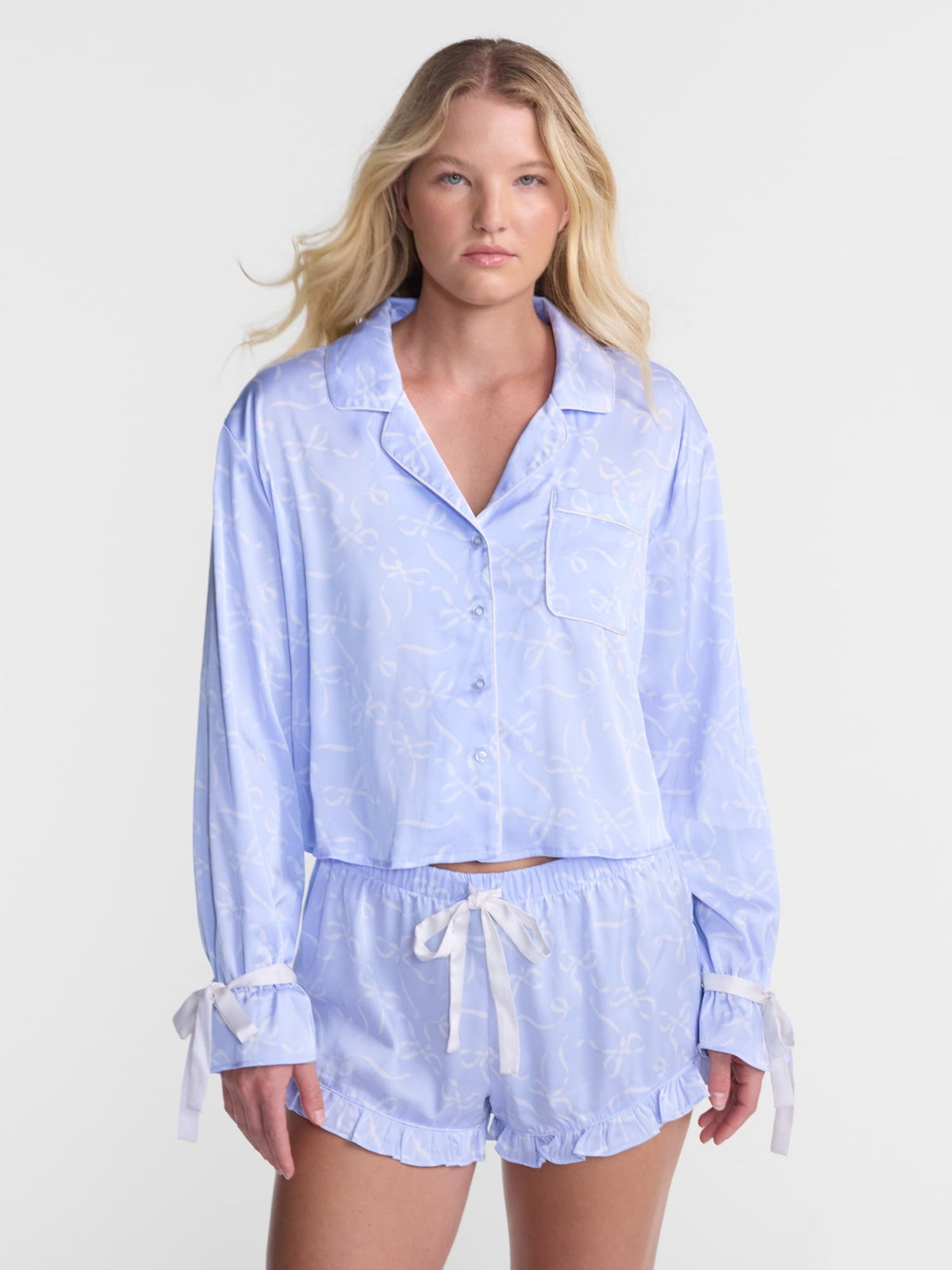 No Boundaries conjunto de pijama satinado de blusa y short en color Xenon Blue #color_NOB Xenon Blue