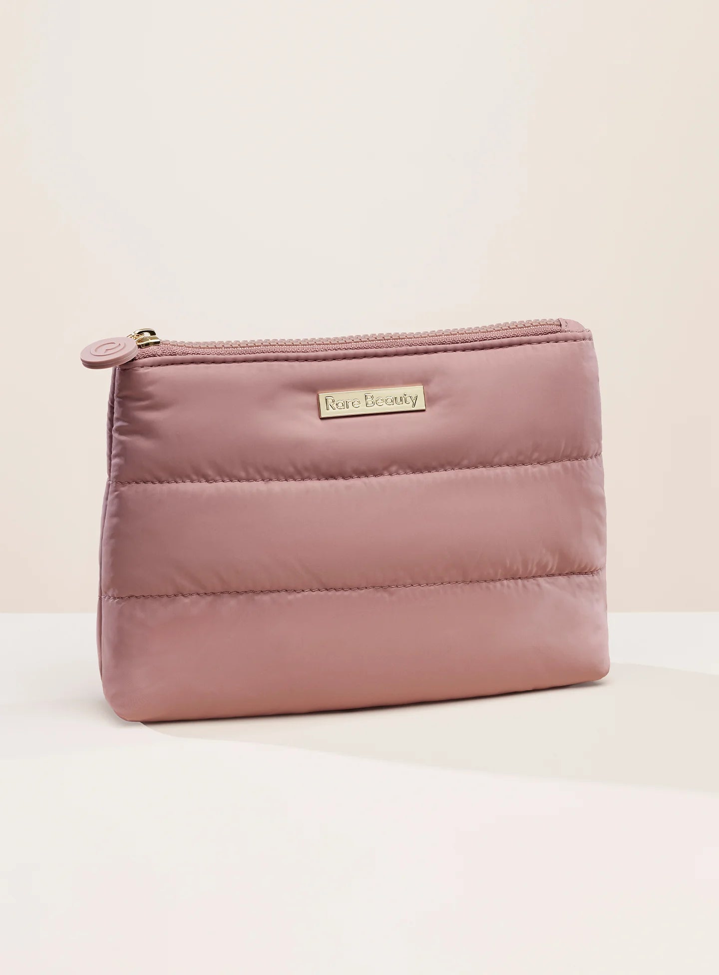 Bolsa de maquillaje Rare Beauty acolchada para viaje #color_RB Mauve