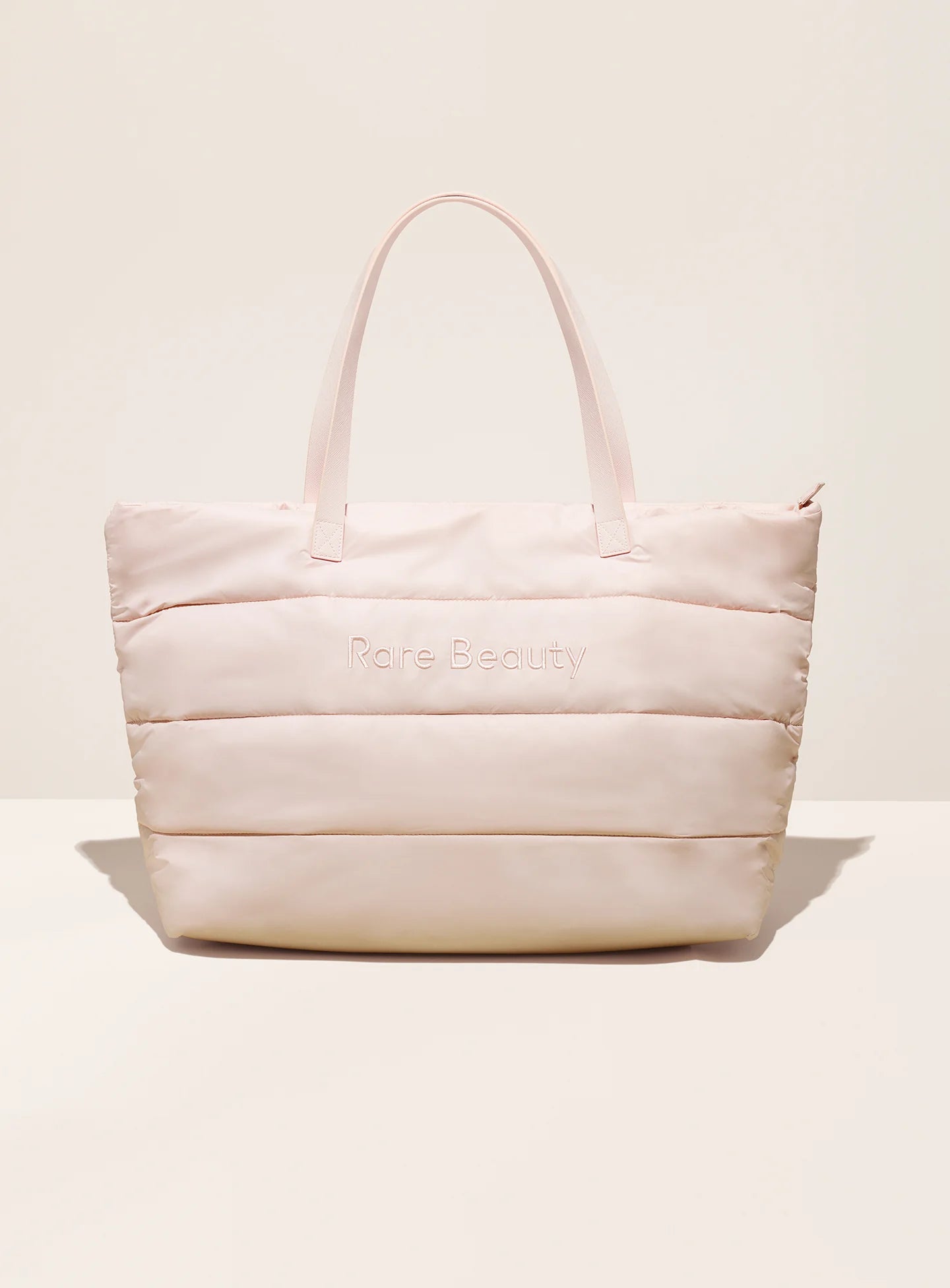 Rare Beauty - Puffy Traveler Tote | Bolsa Espacio y Estilo en Movimiento