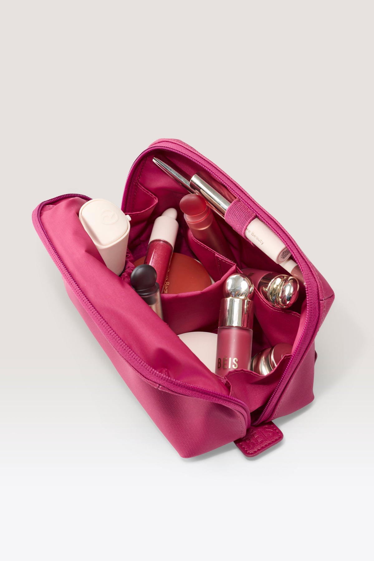 Interior de cosmetiquera pequeña Rare Beauty BÉIS con bolsillos elásticos y separador removible #tamaño_S