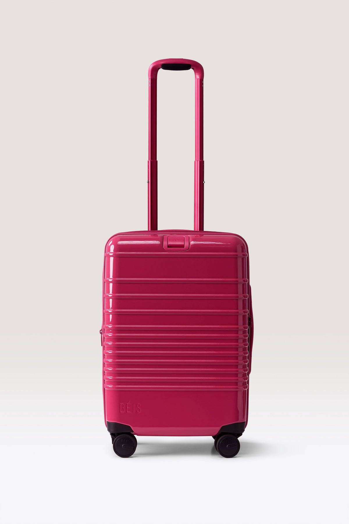 Maleta de cabina BÉIS Rare Beauty Carry-On Roller Limitless frambuesa con ruedas y asa telescópica vista frontal