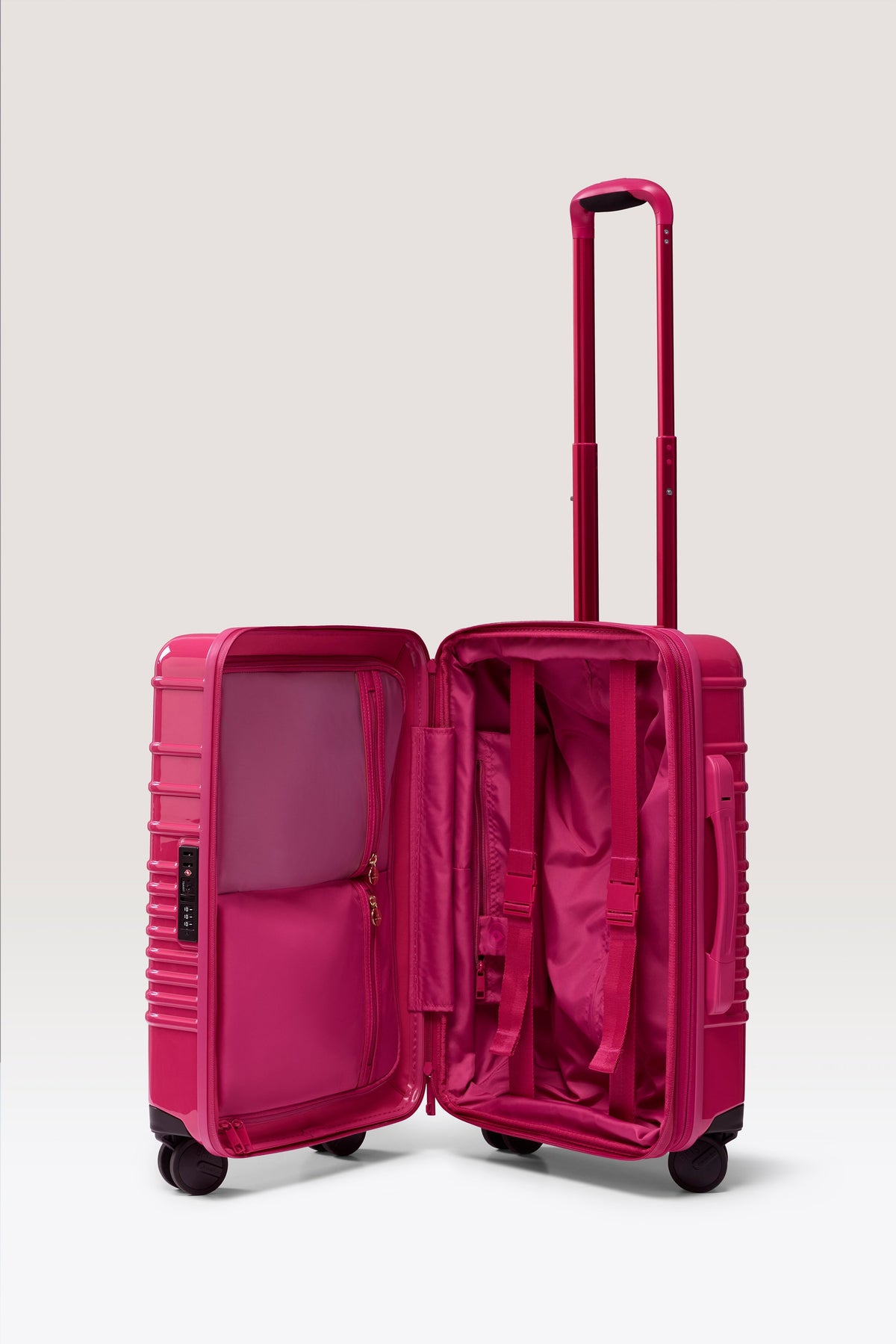 Maleta BÉIS x Rare Beauty Limitless abierta con interior rosa y correas para organizar equipaje