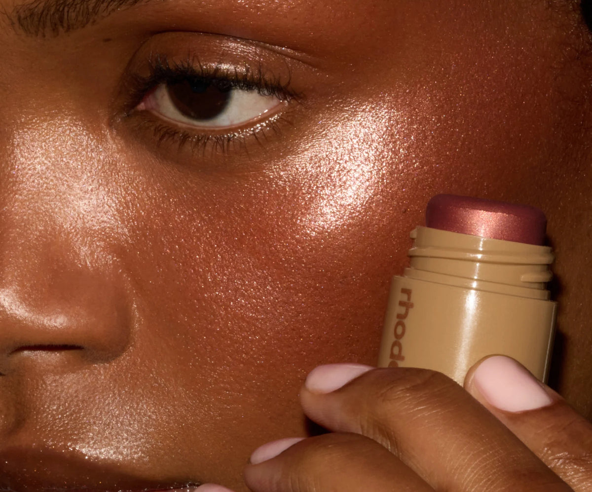 Swatch del rubor Rhode Pocket Pearl Monaco con acabado terracota reflectante #color_RS Monaco