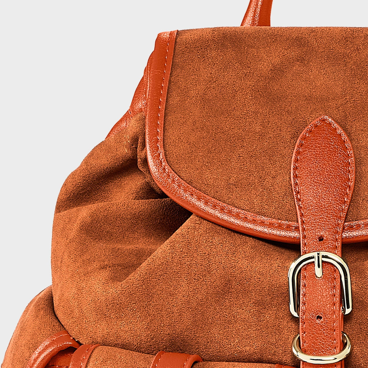Universal Thread mochila mini café de gamuza sintética, textura de la solapa y hebilla dorada #color_UT Brown