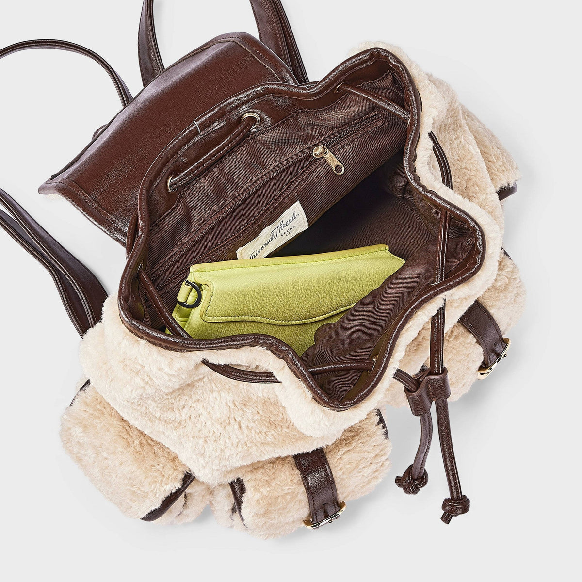 Universal Thread mochila mini Cream de borreguito sintético abierta, con forro y bolsillo interior con cierre #color_UT Cream