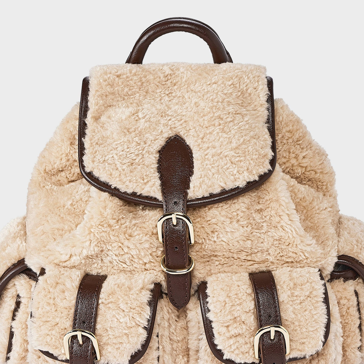 Universal Thread mochila mini Cream de borreguito sintético, textura de la solapa y hebilla dorada #color_UT Cream
