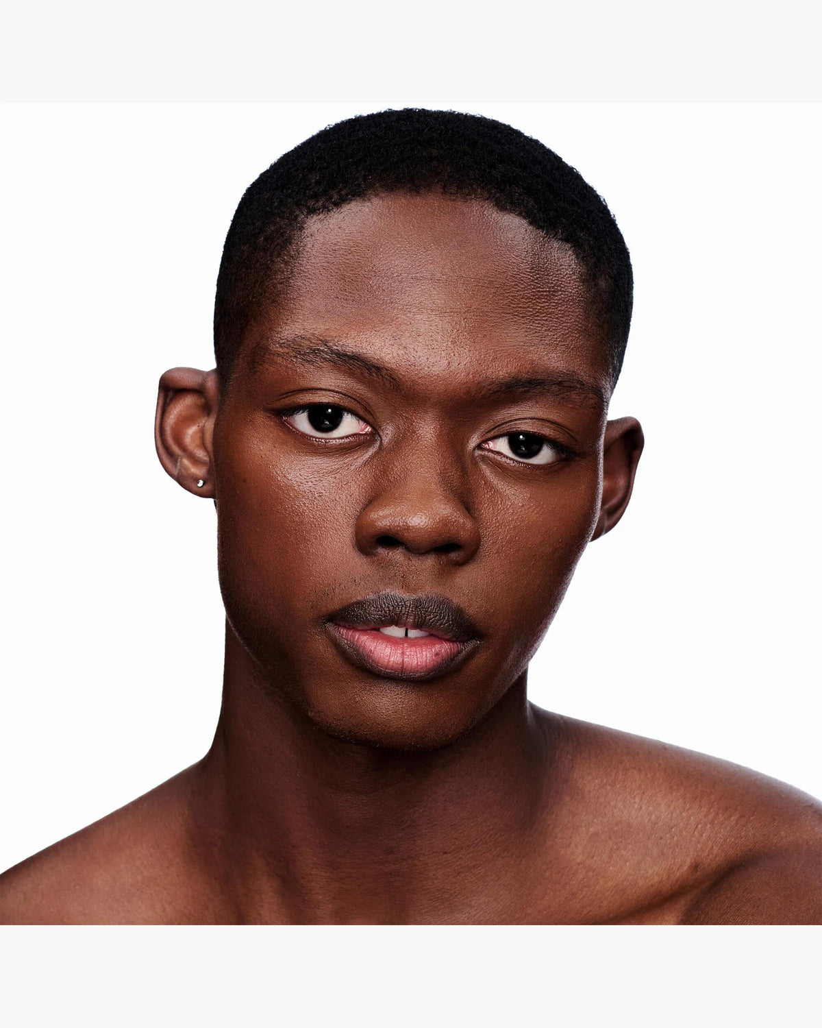 Marc Jacobs Nude Awakening tono 510C aplicado en el rostro, subtono frío #color_MJB 510C