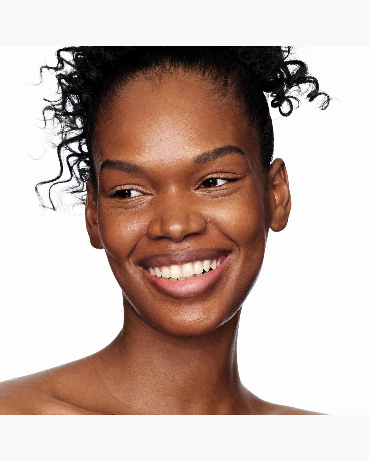 Marc Jacobs Nude Awakening tono 430C aplicado en el rostro, subtono frío #color_MJB 430C
