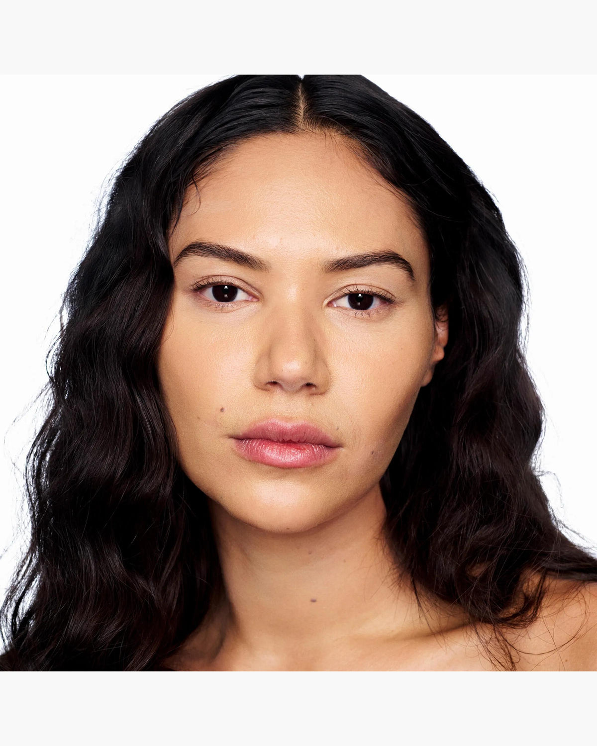 Marc Jacobs Nude Awakening tono 315O aplicado en el rostro, subtono oliva #color_MJB 315O