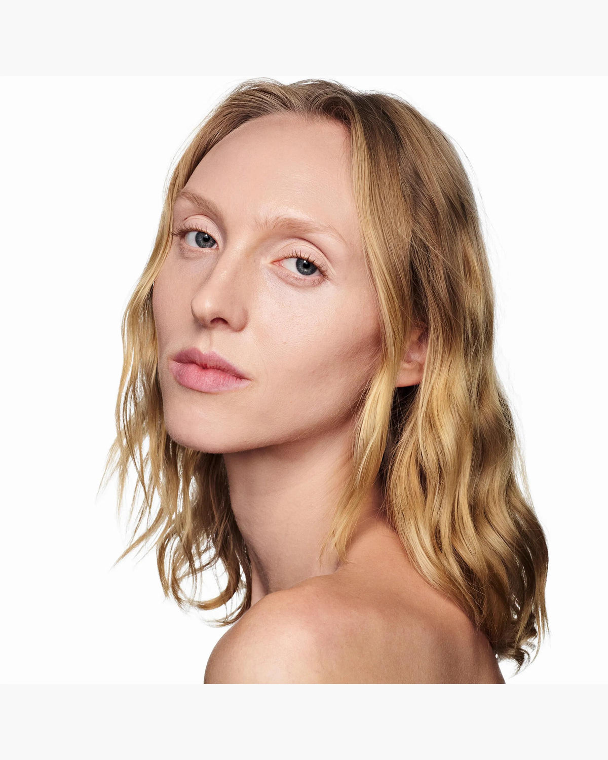 Marc Jacobs Nude Awakening tono 220C aplicado en el rostro, subtono frío #color_MJB 220C