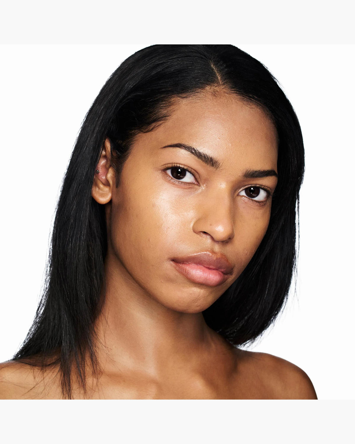 Marc Jacobs Nude Awakening tono 400N aplicado en el rostro, subtono neutro #color_MJB 400N