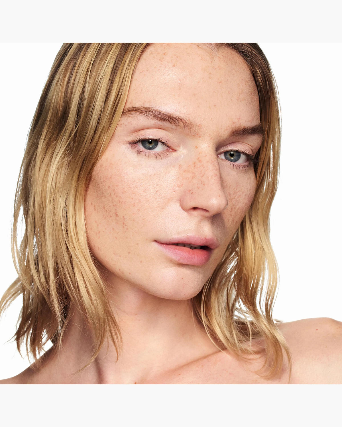 Marc Jacobs Nude Awakening tono 130W aplicado en el rostro, subtono cálido #color_MJB 130W