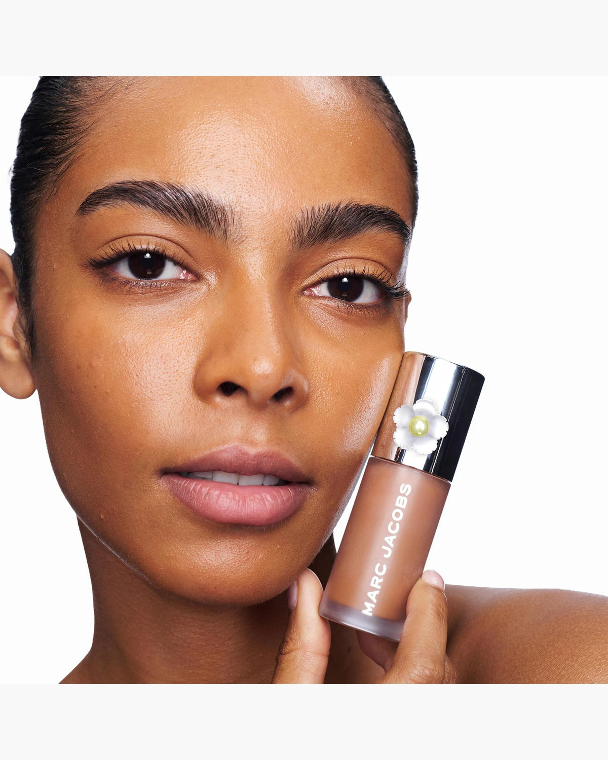 Marc Jacobs Nude Awakening tono 415W aplicado en el rostro, subtono cálido #color_MJB 415W