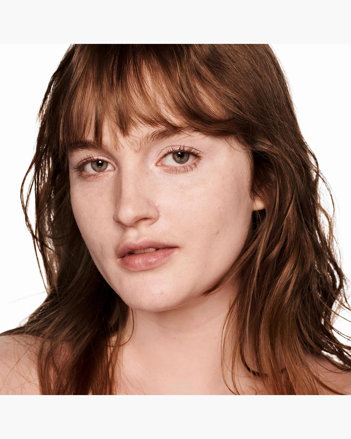 Marc Jacobs Nude Awakening tono 105C aplicado en el rostro, subtono frío #color_MJB 105C