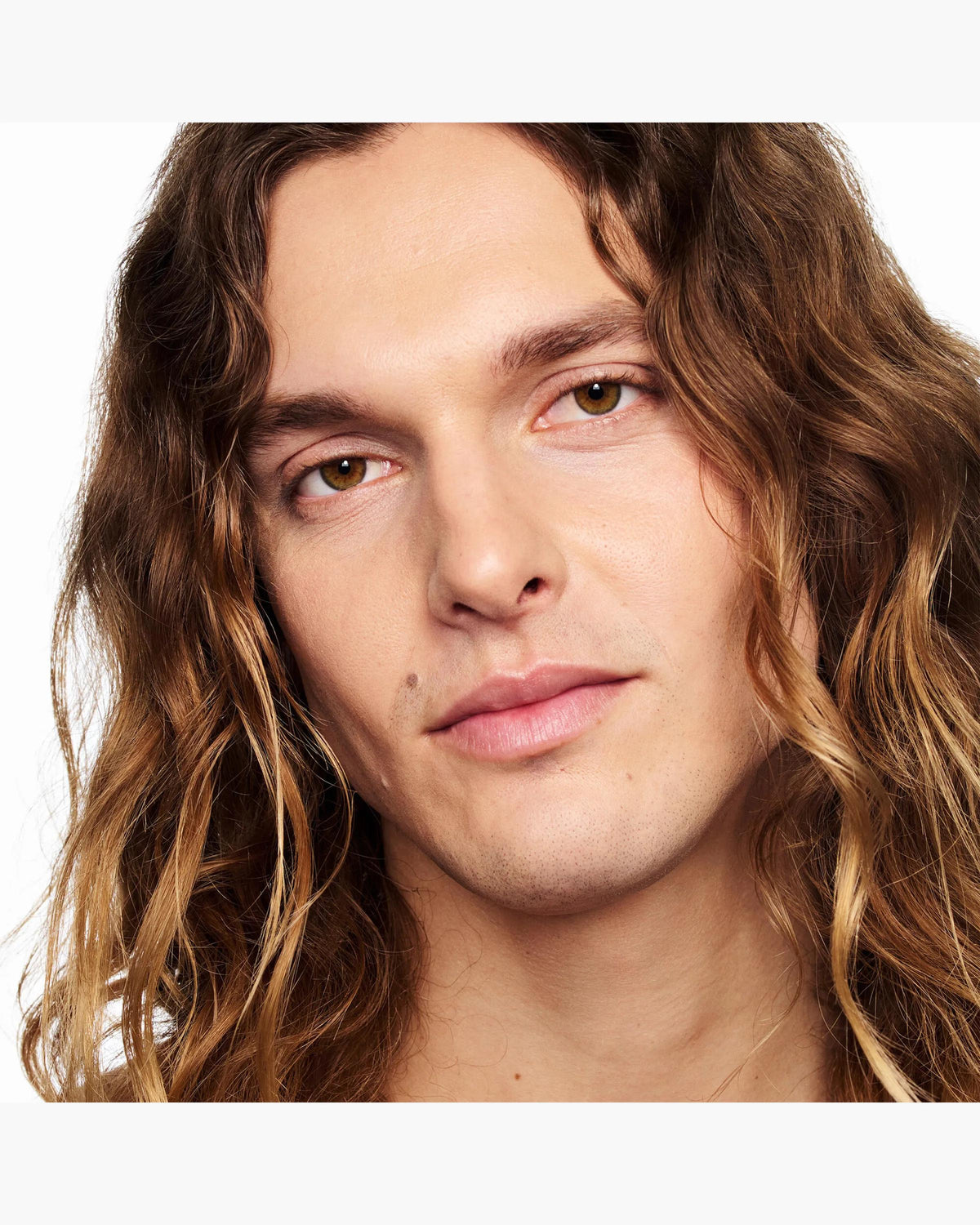 Marc Jacobs Nude Awakening tono 225N aplicado en el rostro, subtono neutro #color_MJB 225N