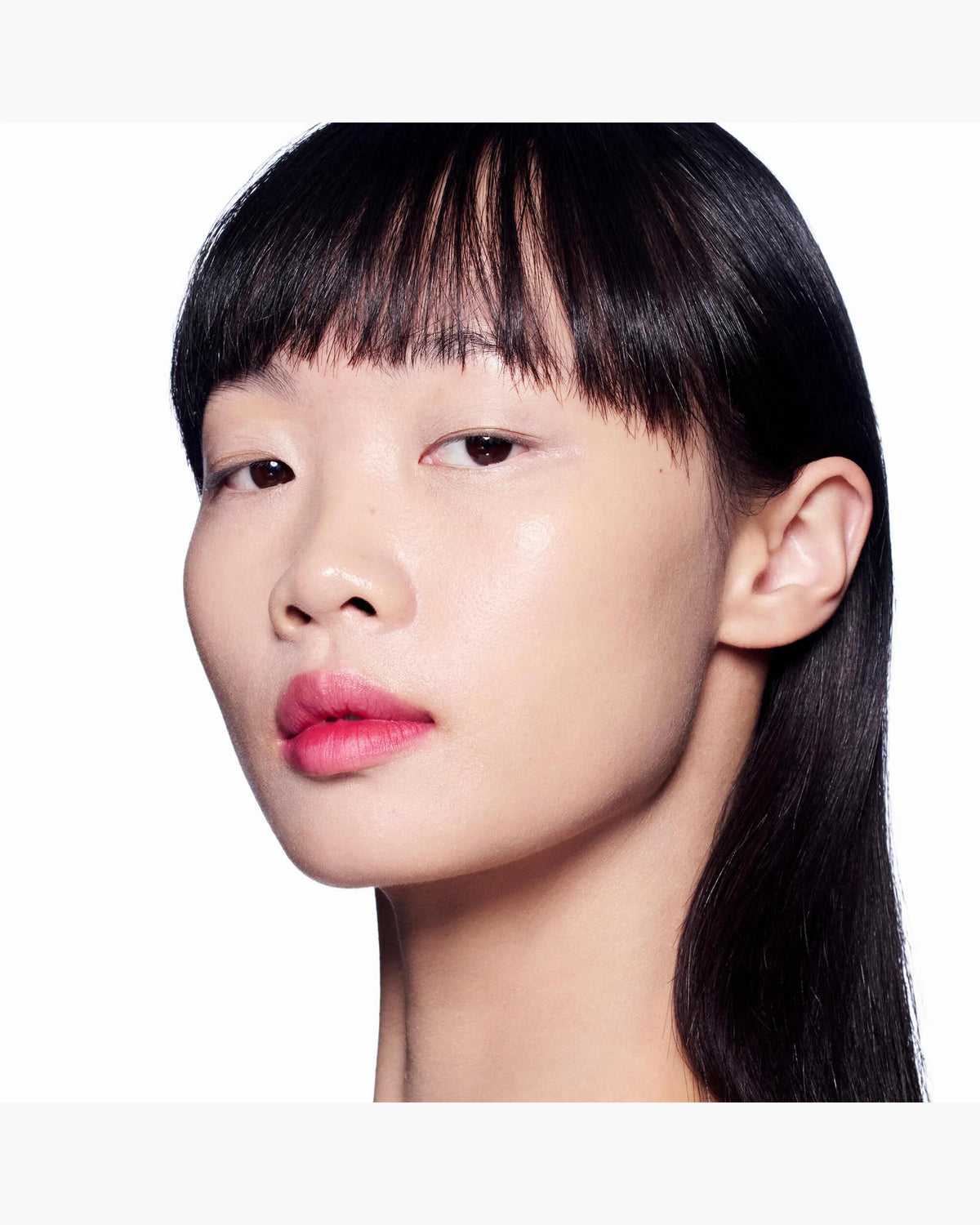 Marc Jacobs Nude Awakening tono 210O aplicado en el rostro, subtono oliva #color_MJB 210O