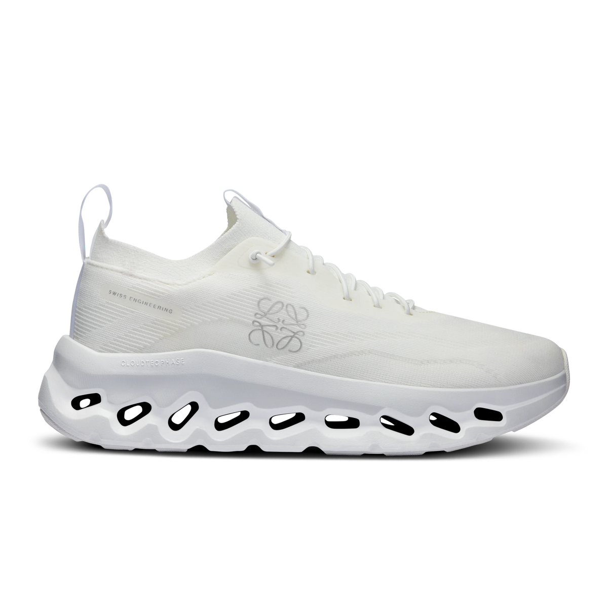 On x LOEWE Cloudtilt All White para mujer vista lateral