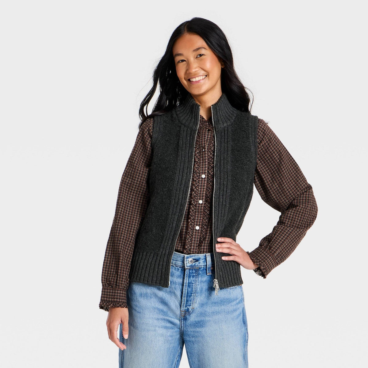 Chaleco de punto Universal Thread UT Charcoal Gray de color gris carbón, cuello alto y cierre frontal #color_UT Charcoal Gray