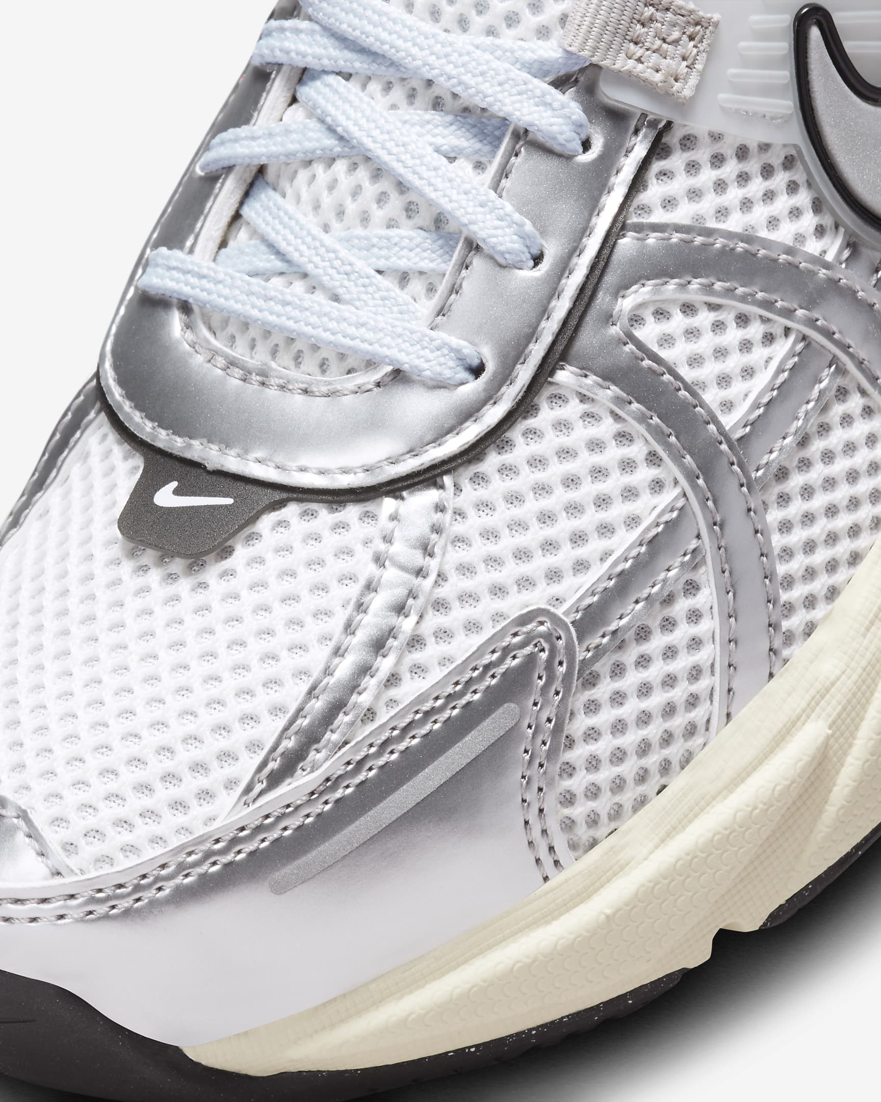 V2K Run Summit White/Pure Platinum/Light Iron Ore/Metallic Silver