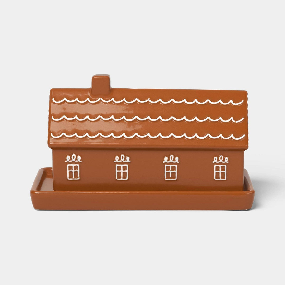 Mantequillera Wondershop en forma de casa de jengibre café, con techo, puertas y ventanas decoradas en blanco #tamaño_350 ml / 11.8 oz