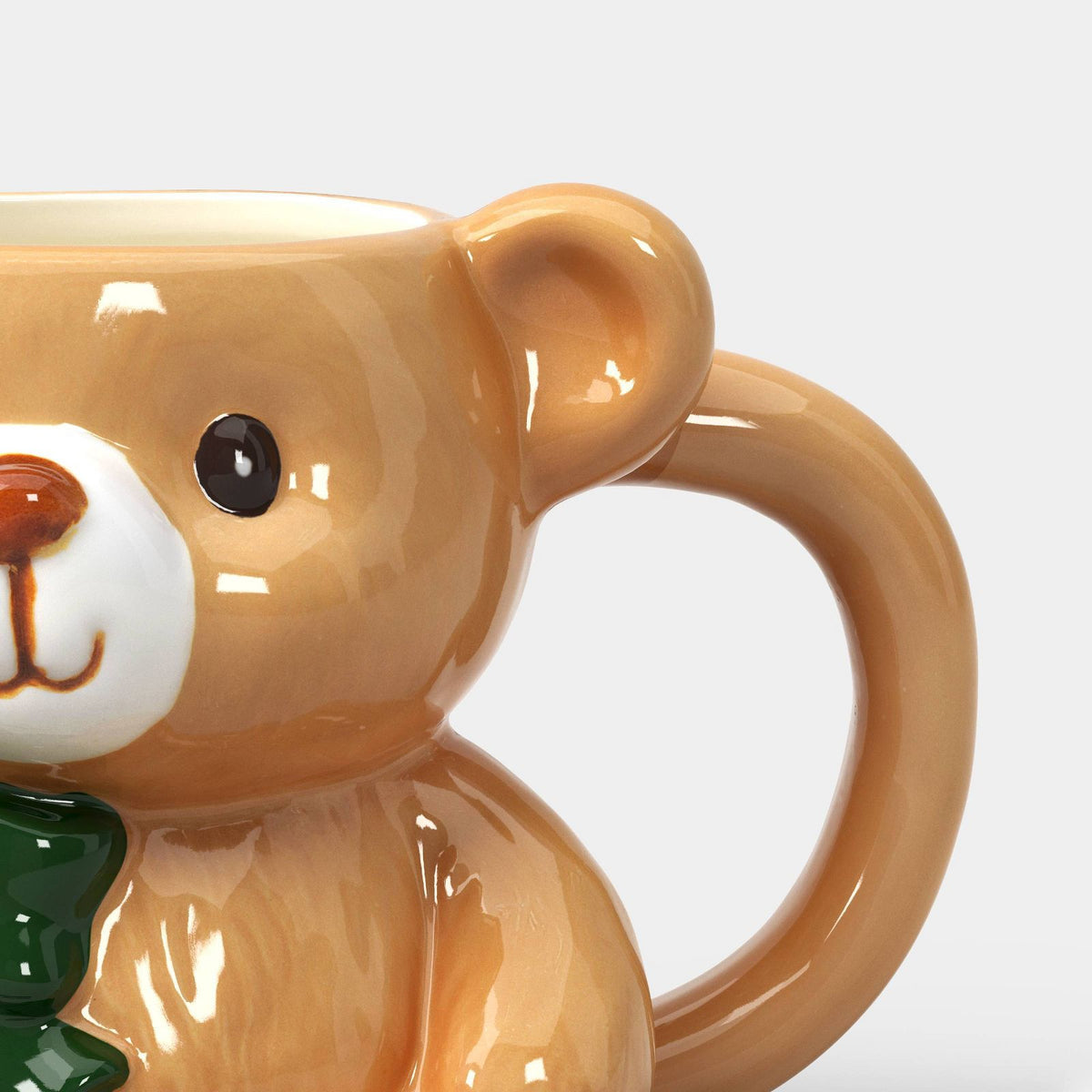 Taza navideña de cerámica Wondershop con figura de oso café, moño verde y asa lateral #tamaño_473 ml / 16 fl oz