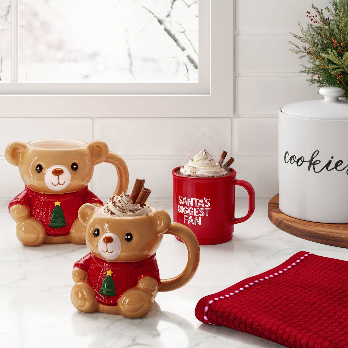 Taza de oso navideña Wondershop con suéter rojo, bebida con crema batida y canela #tamaño_473 ml / 16 fl oz