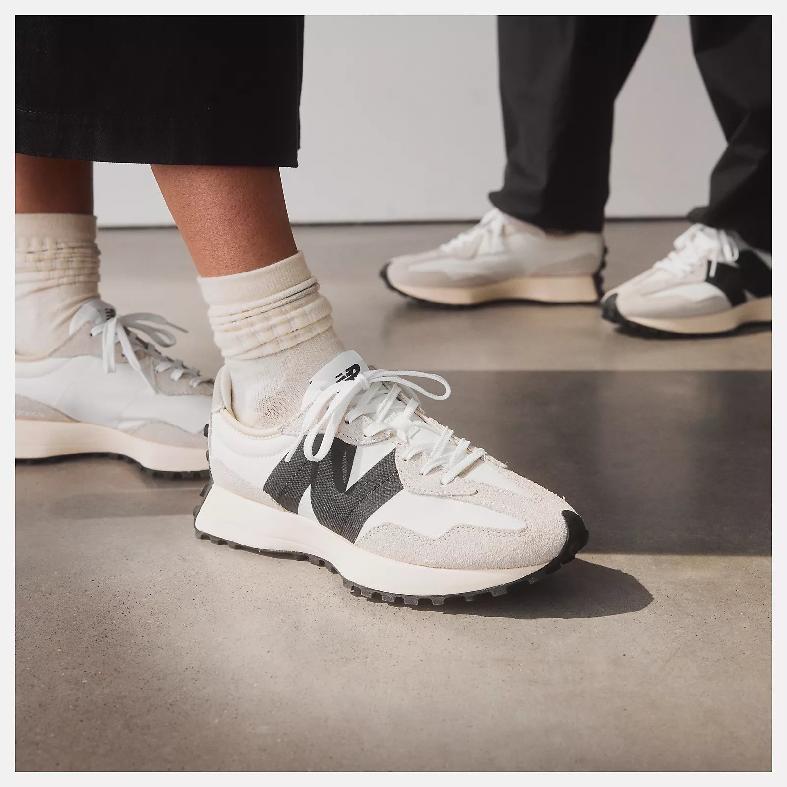 #color_NB 327 SEA SALT with WHITE and Black
