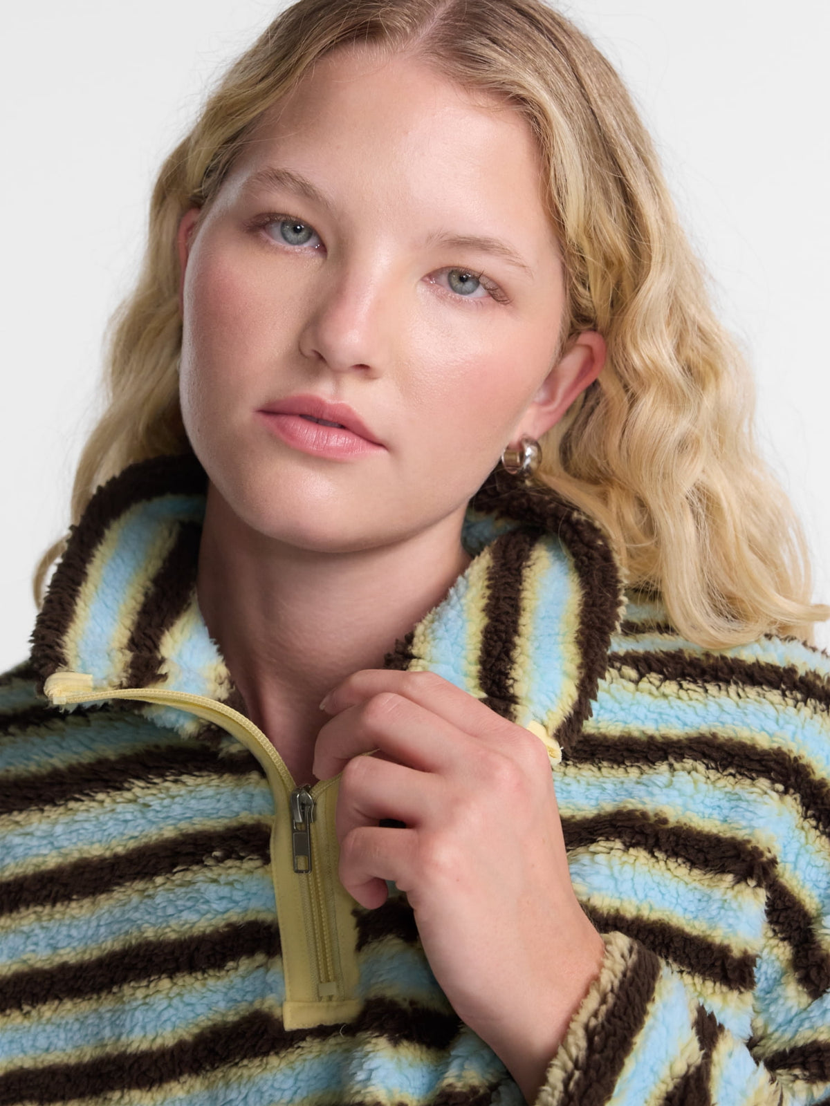 No Boundaries Faux Shearling Plush Pullover para mujer, NOB Bitter Chocolate Stripe, otra vista de textura y confección #color_NOB Bitter Chocolate Stripe