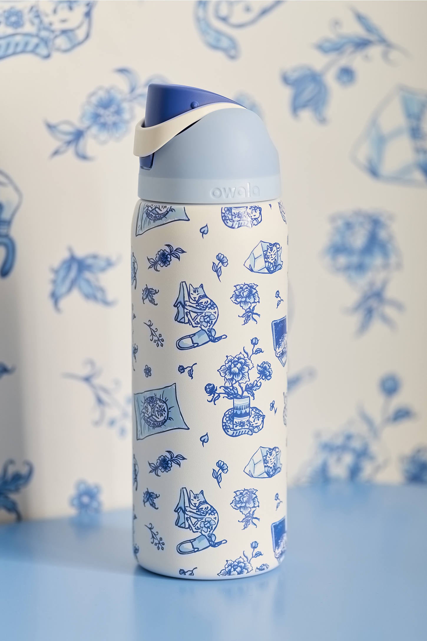 Owala UO Exclusive Delft Cat Print FreeSip 32 oz Water Bottle