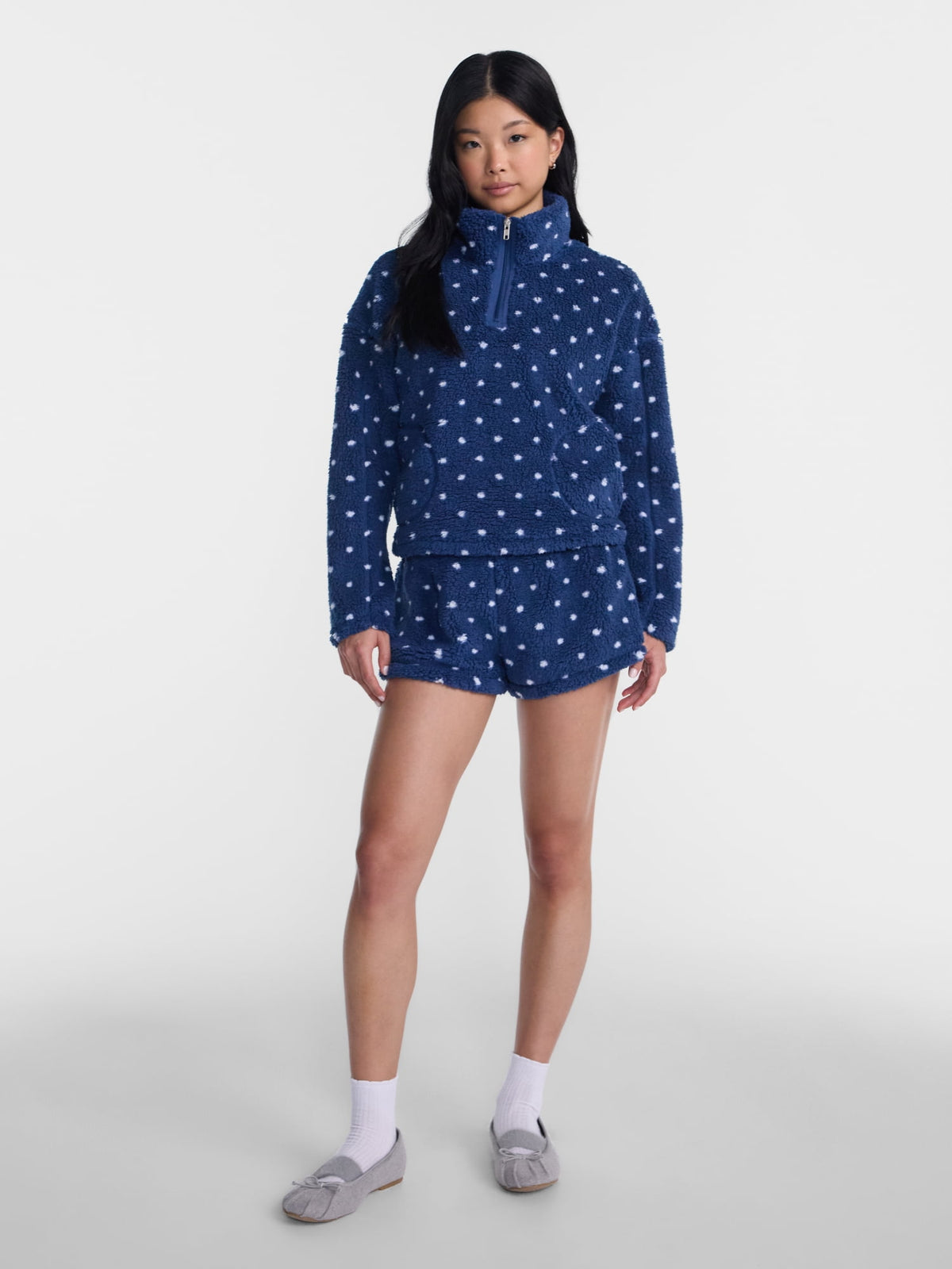 No Boundaries Faux Shearling Plush Pullover para mujer, NOB Cadet Blue Dot, fotografía adicional de diseño y corte #color_NOB Cadet Blue Dot