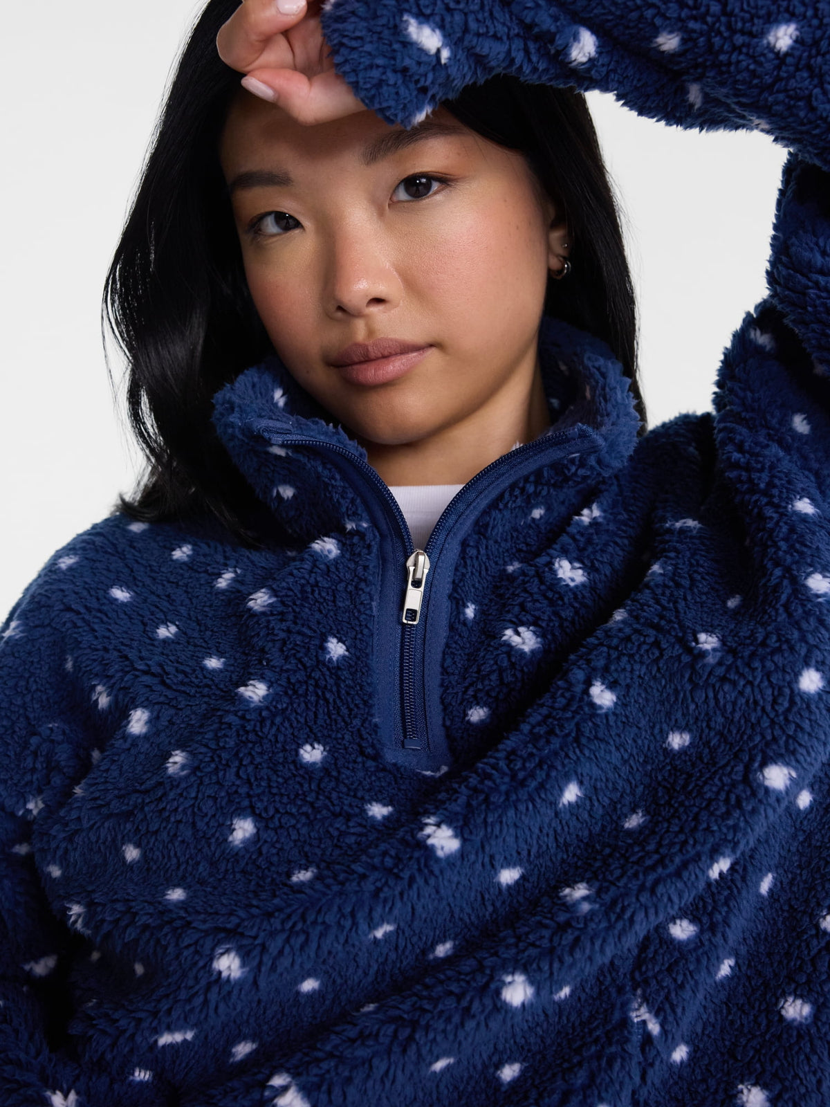 No Boundaries Faux Shearling Plush Pullover para mujer, NOB Cadet Blue Dot, otra vista de textura y confección #color_NOB Cadet Blue Dot