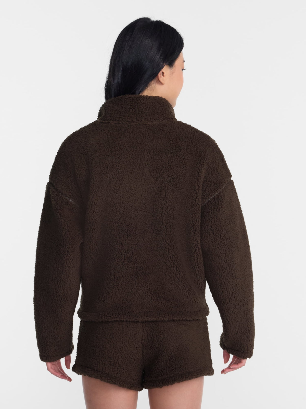 No Boundaries Faux Shearling Plush Pullover para mujer, NOB Bitter Chocolate, detalle del acabado de la prenda #color_NOB Bitter Chocolate