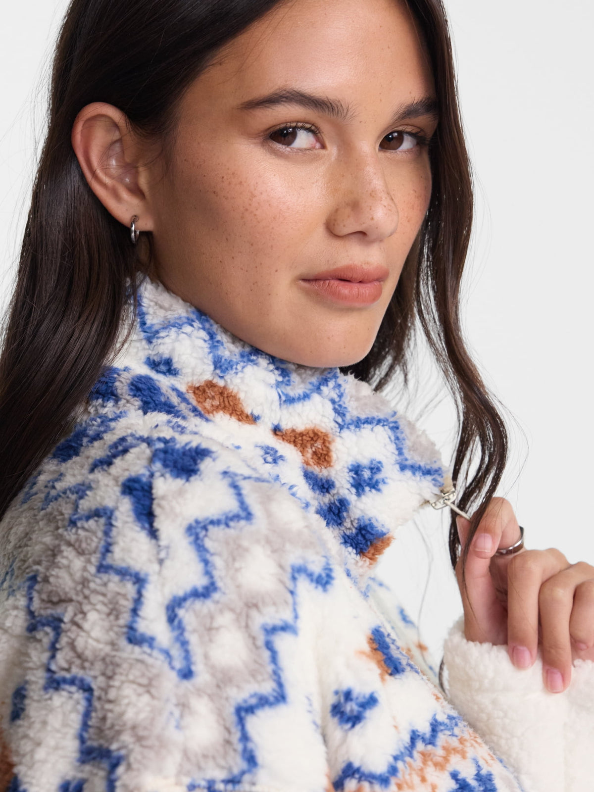 No Boundaries Faux Shearling Plush Pullover para mujer, NOB Winter White Dogs, otra vista de textura y confección #color_NOB Winter White Dogs