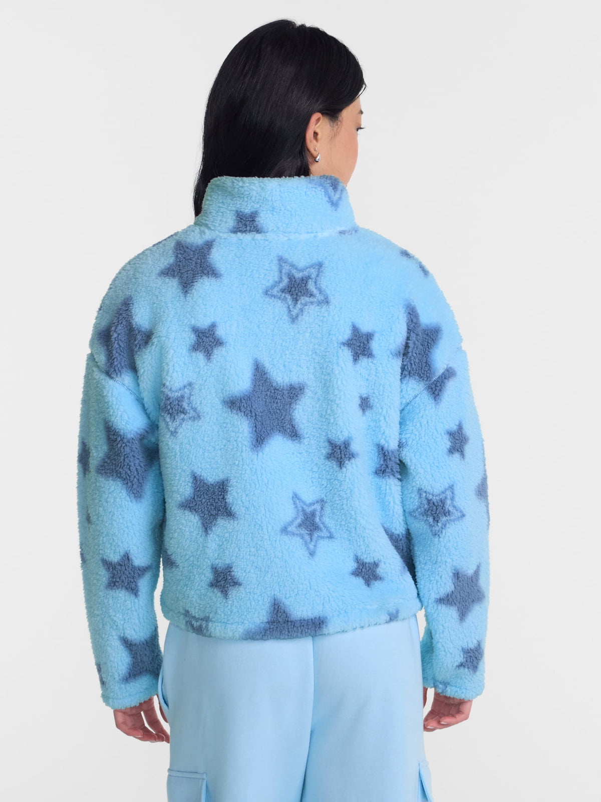 No Boundaries Faux Shearling Plush Pullover para mujer, NOB Star Light, detalle del acabado de la prenda #color_NOB Star Light