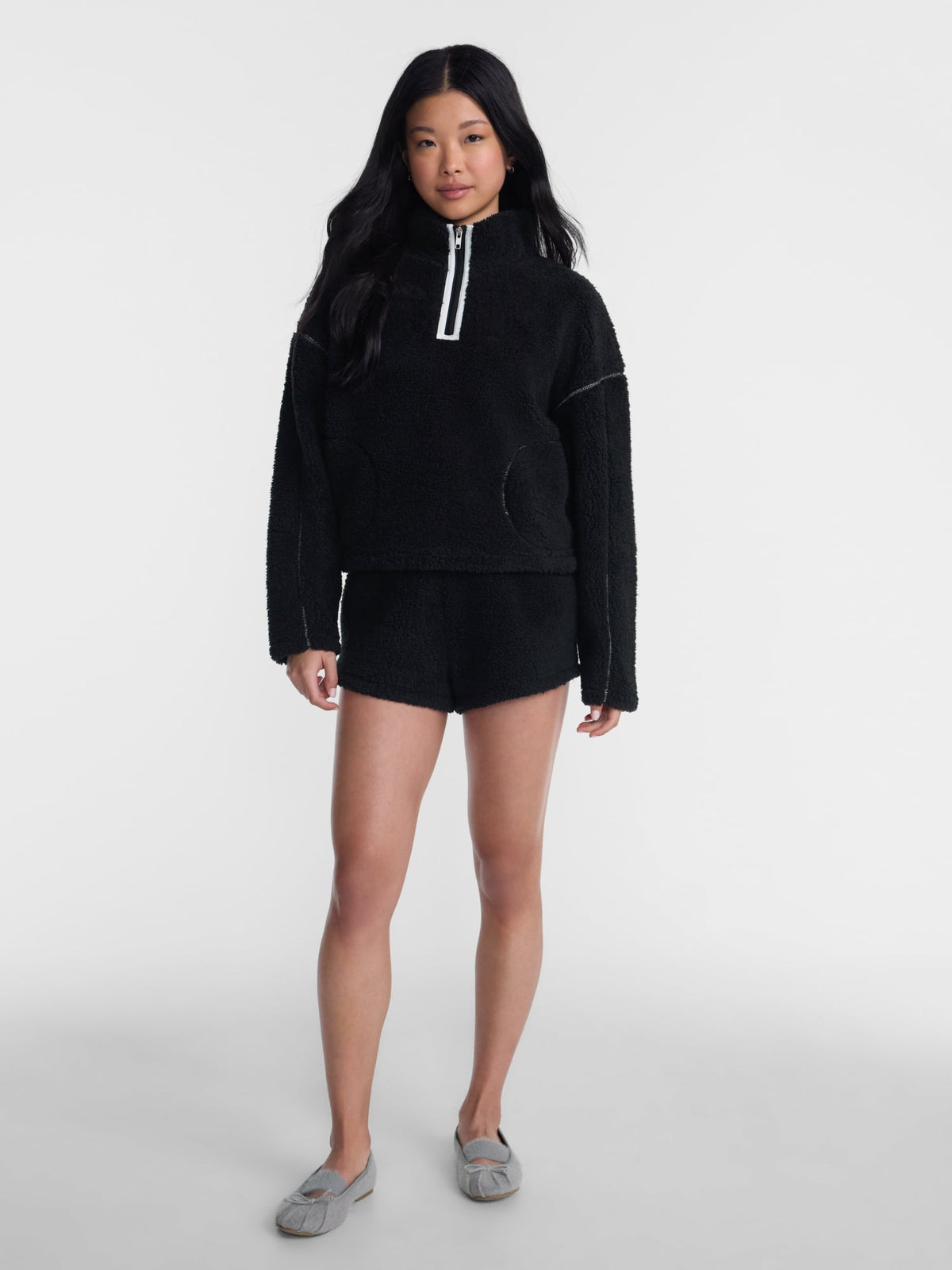 No Boundaries Faux Shearling Plush Pullover para mujer, NOB Black Soot, fotografía adicional de diseño y corte #color_NOB Black Soot