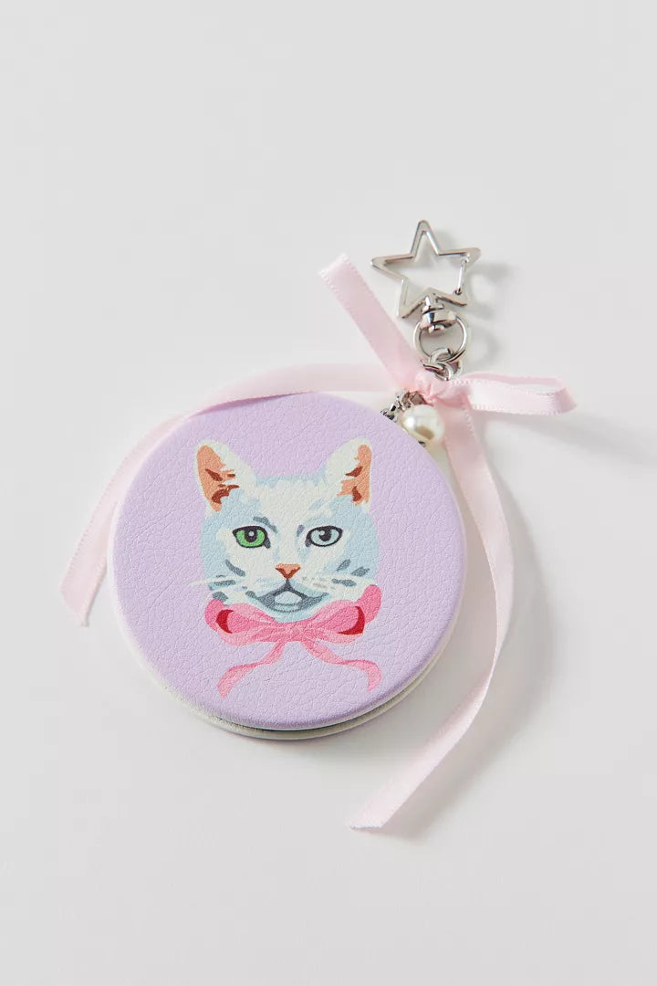 UO Icon Compact Mirror Keychain espejo compacto tipo llavero para bolsa. #Color_UO Funky Pixie Kitty