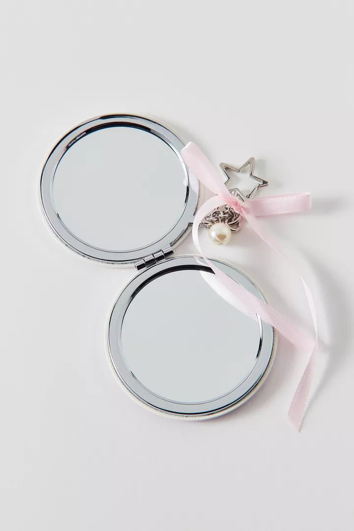 Espejo compacto Urban Outfitters con doble espejo interior y diseño cute. #Color_UO Funky Pixie Kitty