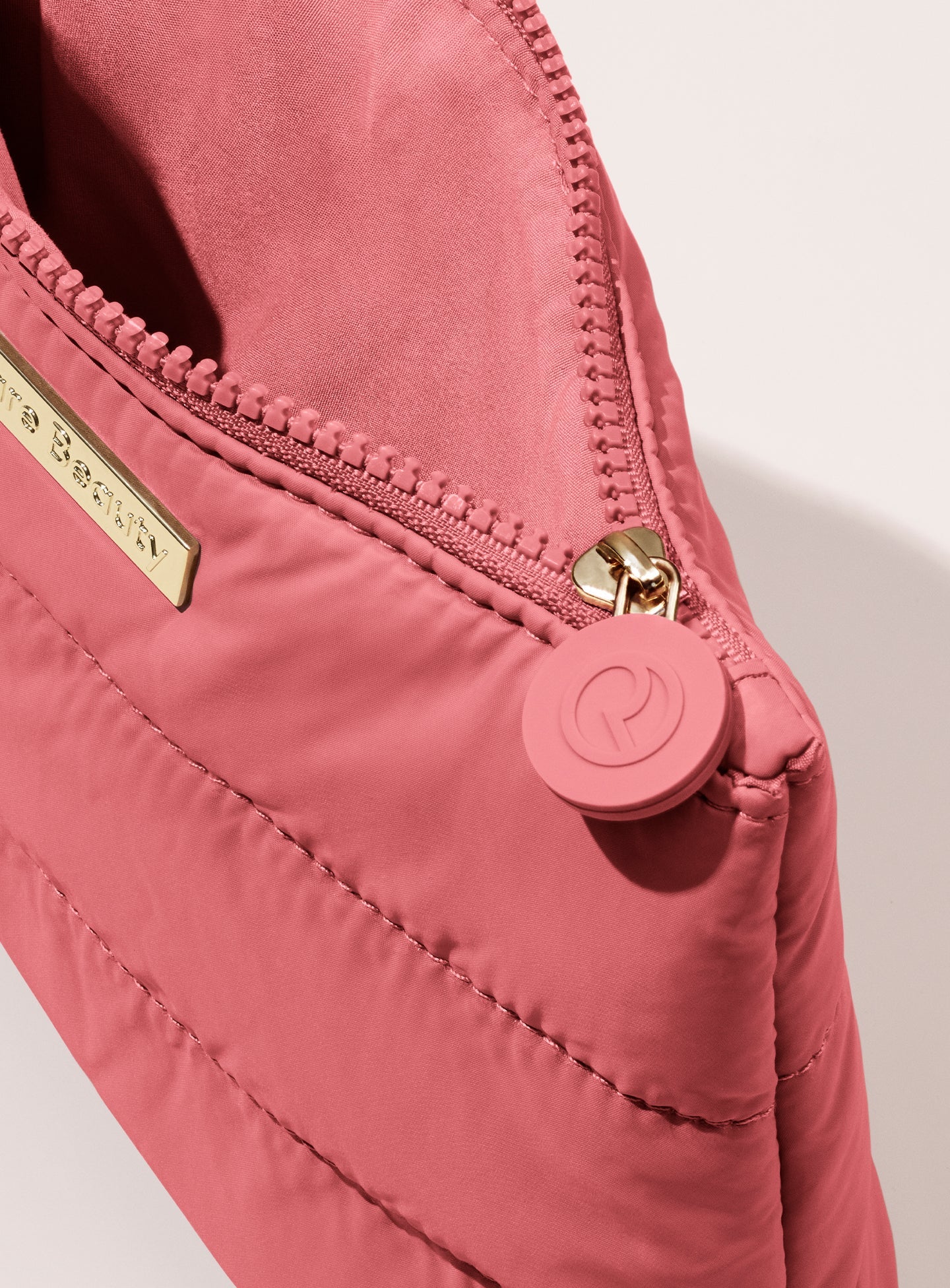 Cosmetiquera Rare Beauty puffy con cierre superior #color_RB Happy