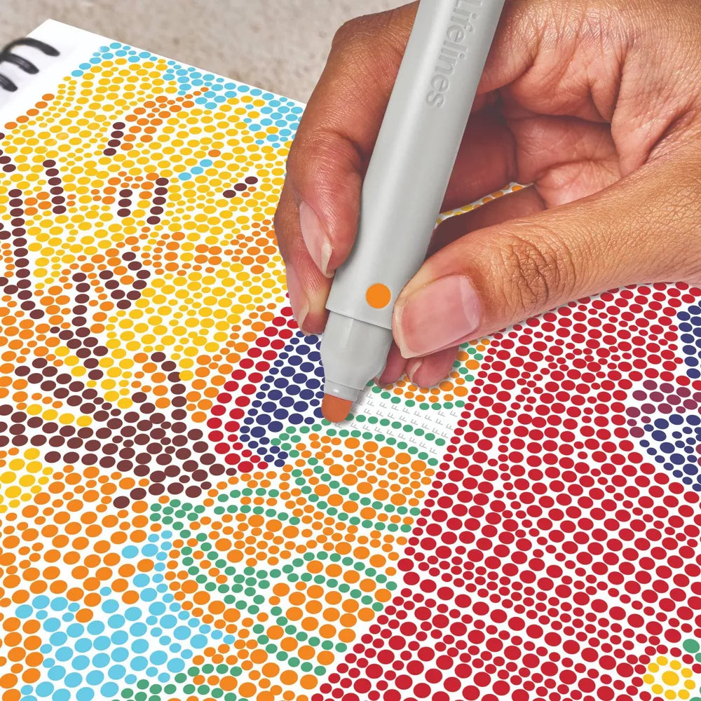 Detalle de un marcador coloreando con puntos una ilustración de FlowArt Dot-By-Letter.