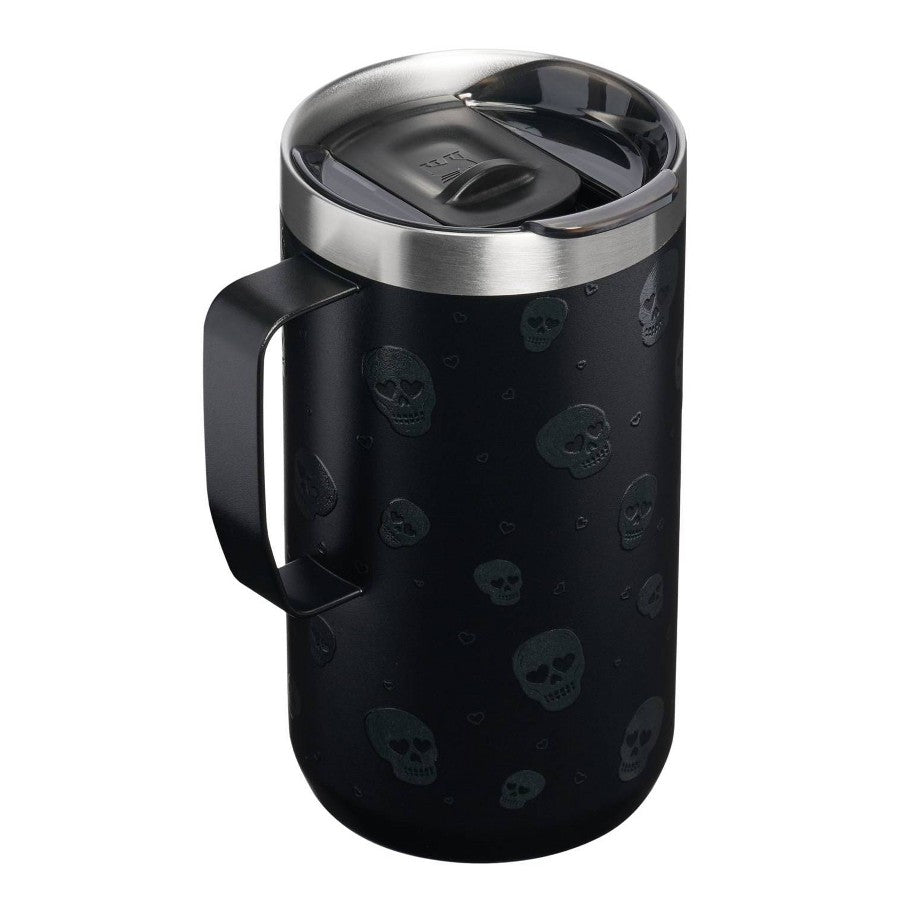 Detalle del diseño de la taza térmica Stanley Sweetheart Skulls de la Lights Out Collection #color_STA Sweetheart Skulls