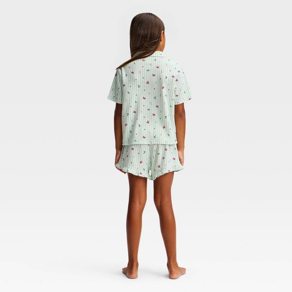 Pijama navideña para niña Art Class verde, detalle del diseño festivo