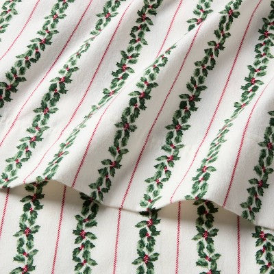 Threshold Holiday Flannel Sheet Set, fotografía oficial del juego de sábanas, detalle 2 #color_THRESHOLD Botanical Stripe