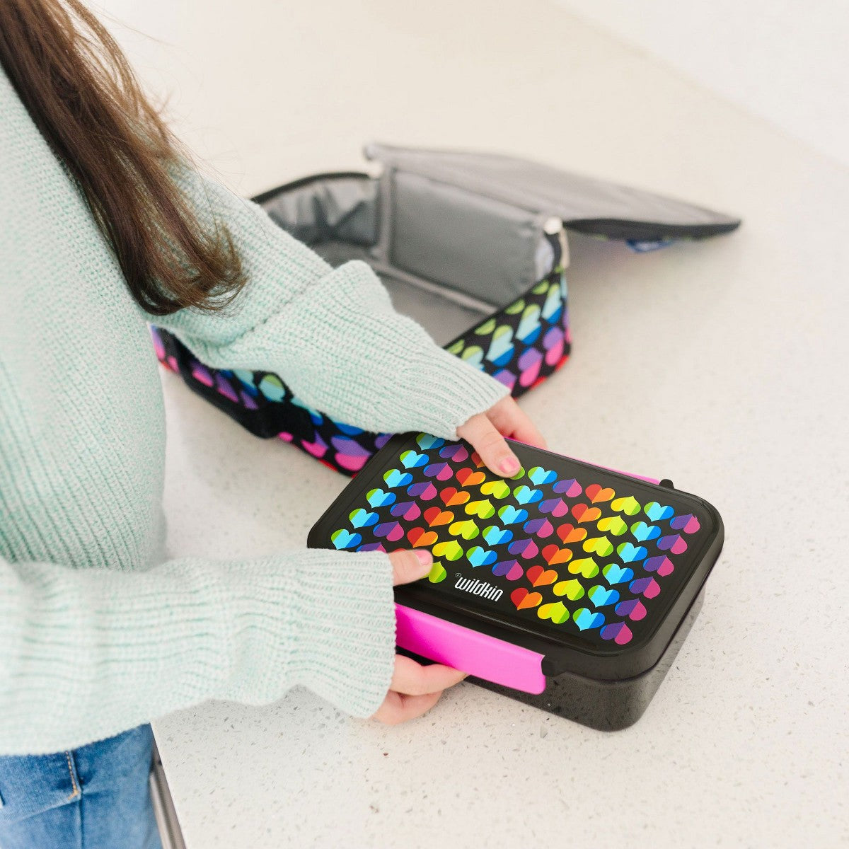 Bento box reutilizable Wildkin Rainbow Hearts, vista del producto #color_WIK Rainbow Hearts