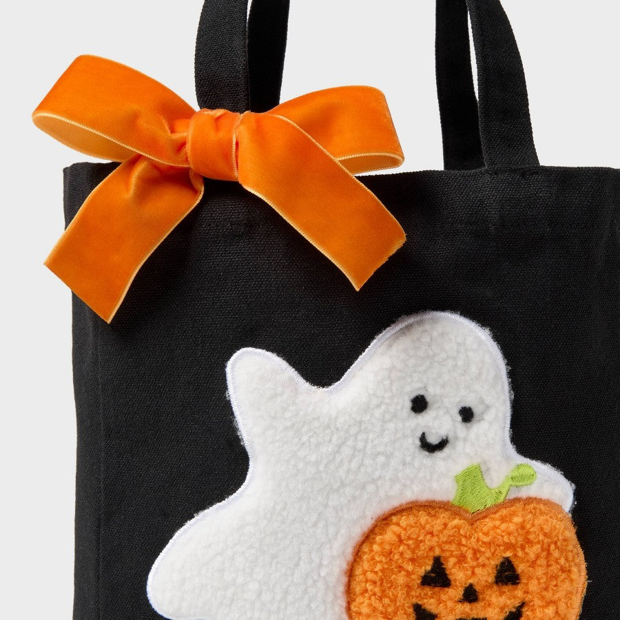Detalle del aplique de fantasma con calabaza y moño de la bolsa Spritz #color_SPZ Black/Orange/White