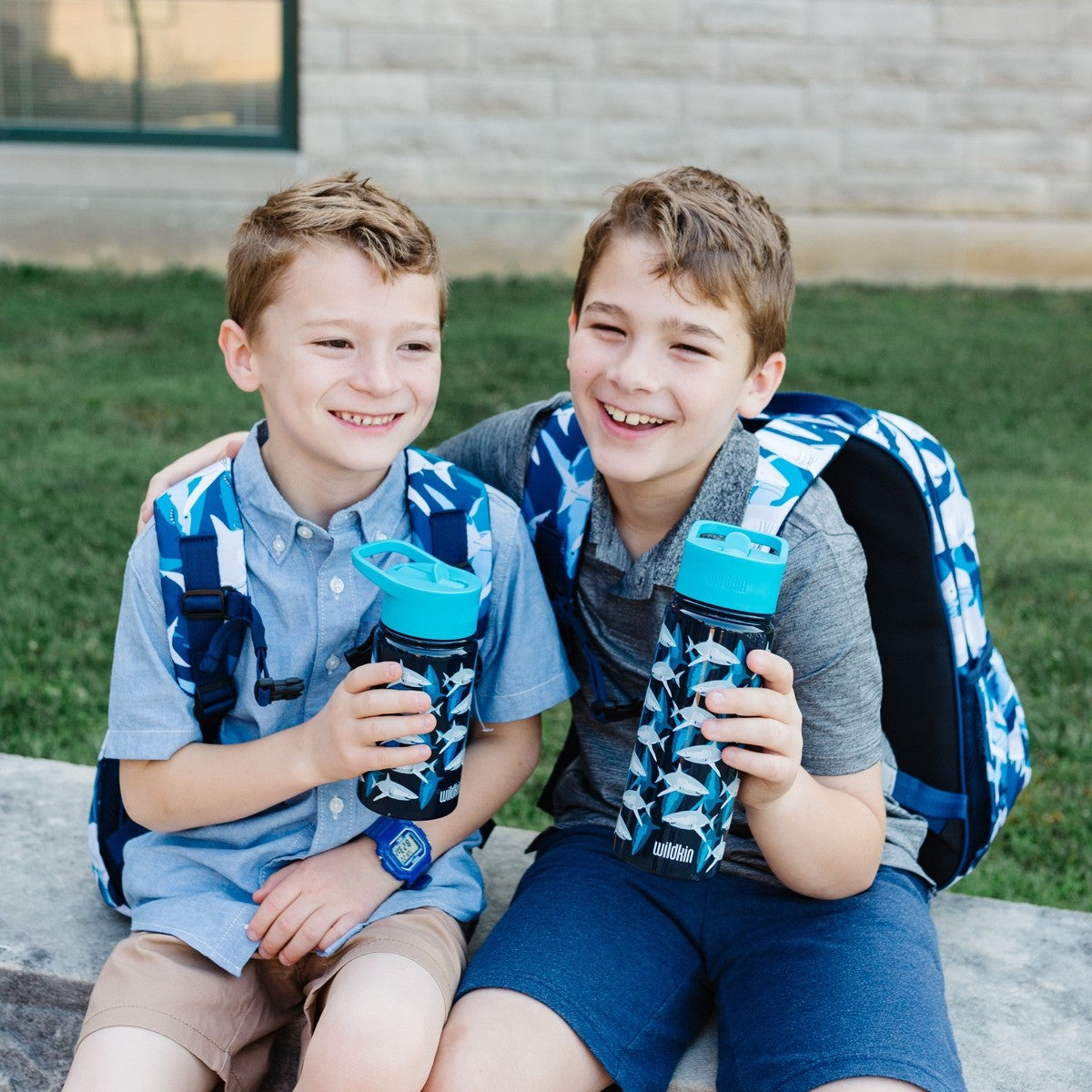 Termo infantil Wildkin de acero inoxidable Sharks, vista del producto #color_WIK Sharks