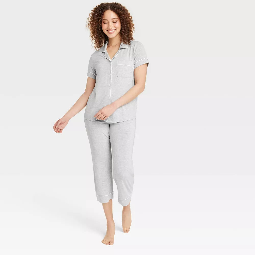 Pijama de modal para mujer Auden con camisa abotonada y pantalón capri #Color_Heathered Gray