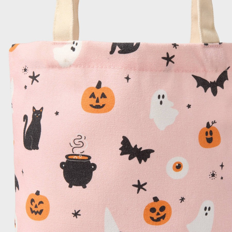 Detalle de fantasmas, calabazas y gatos sobre la bolsa rosa Spritz #color_SPZ Pink