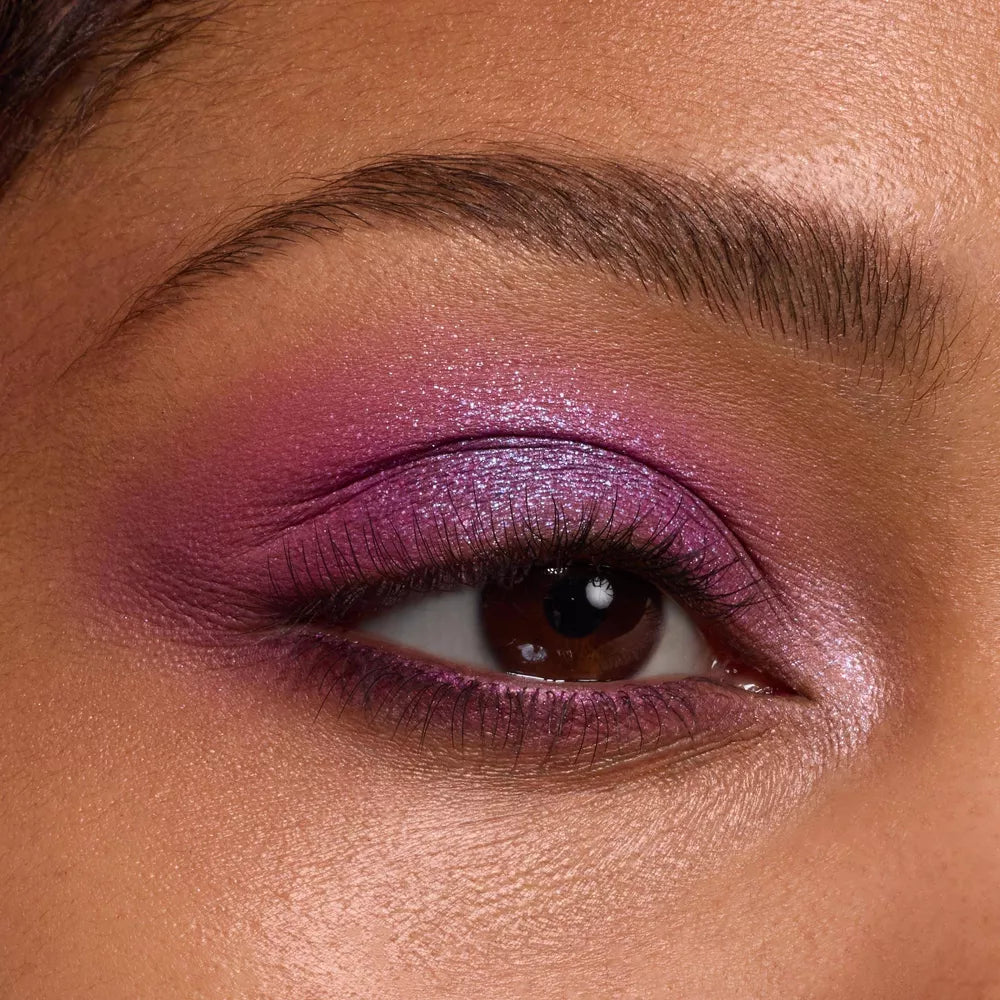 Paleta de sombras lila ColourPop con acabados mate y metálicos