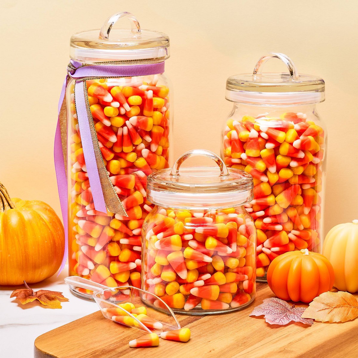Brach's Classic Candy Corn servido en frascos para una mesa de dulces de Halloween